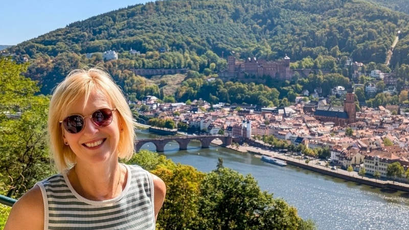 Single Frau am Philosophenweg in Heidelberg mit Blick auf Alte Brücke und Schloss